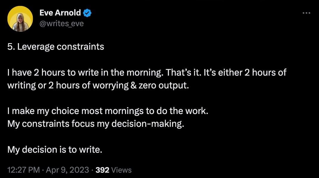 Imagen que muestra un tweet de Eve Arnold que dice: 5. Aproveche las restricciones Tengo 2 horas para escribir por la mañana.  Eso es.  Son 2 horas de escritura o 2 horas de preocupación y cero resultados.  Hago mi elección la mayoría de las mañanas para hacer el trabajo.  Mis limitaciones guían mi toma de decisiones.  Mi decisión es escribir.